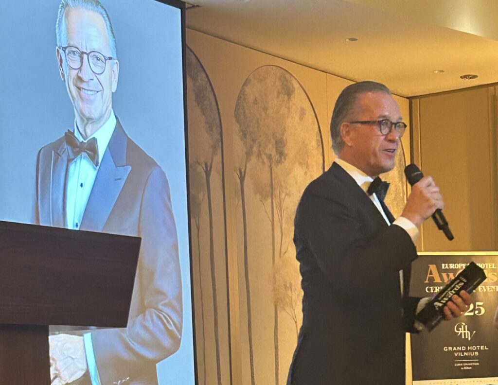 Joost van Damme tijdens uitreiking European Hotel Awards